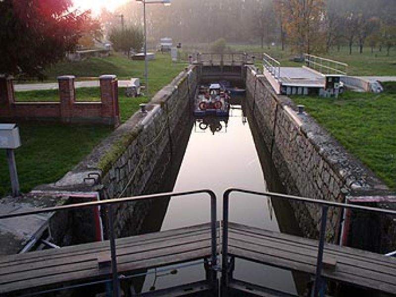 Baťův kanál a řeka Morava