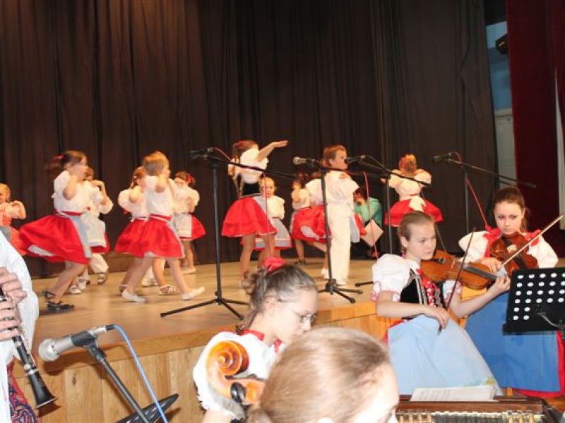 X. ročník přehlídky dětských folklorních souborů z Podluží v Týnci