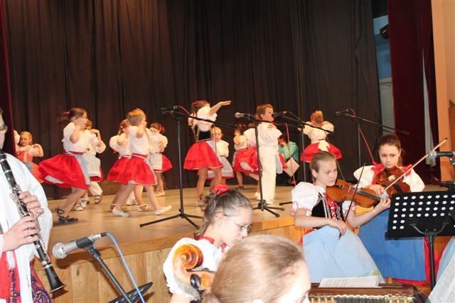 X. ročník přehlídky dětských folklorních souborů z Podluží v Týnci